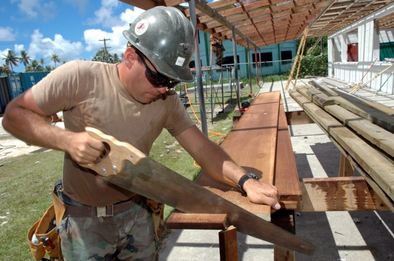 charpentier-STE MAXIME-min_worker_construction_building_carpenter_male_job_build_helmet-893290